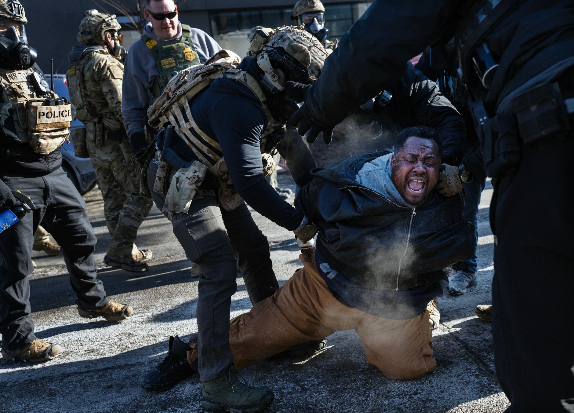 Funkcjonariusze ICE ścierają się z protestującymi w Minneapolis, 24 stycznia 2026 r.