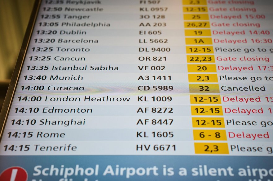 Tablica pełna odwołanych lotów na lotnisku Amsterdam-Schiphol