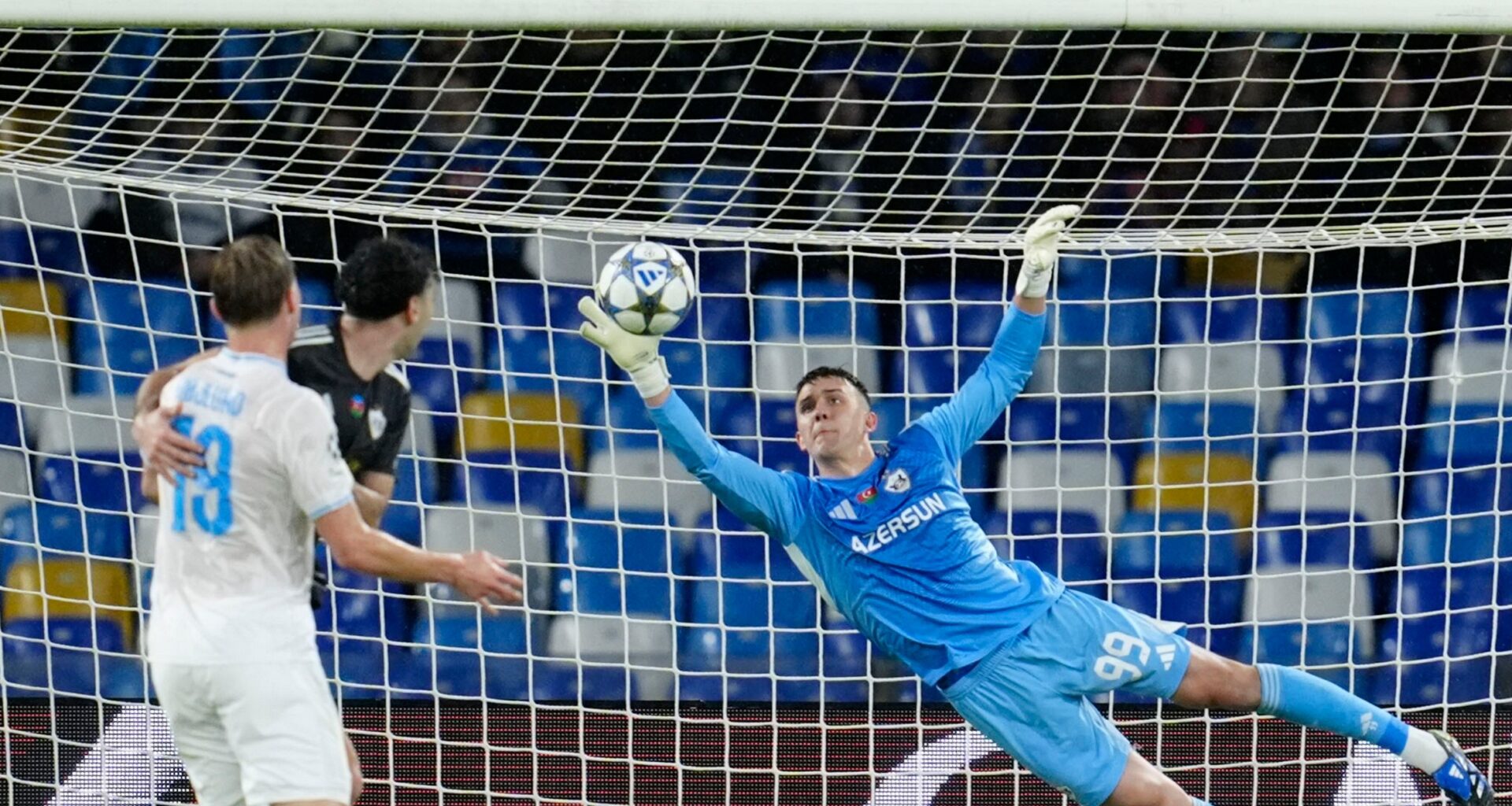 Mateusz Kochalski w meczy Ligi Mistrzów z Napoli