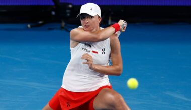 Tenisistka wykonuje bekhend podczas meczu na korcie.