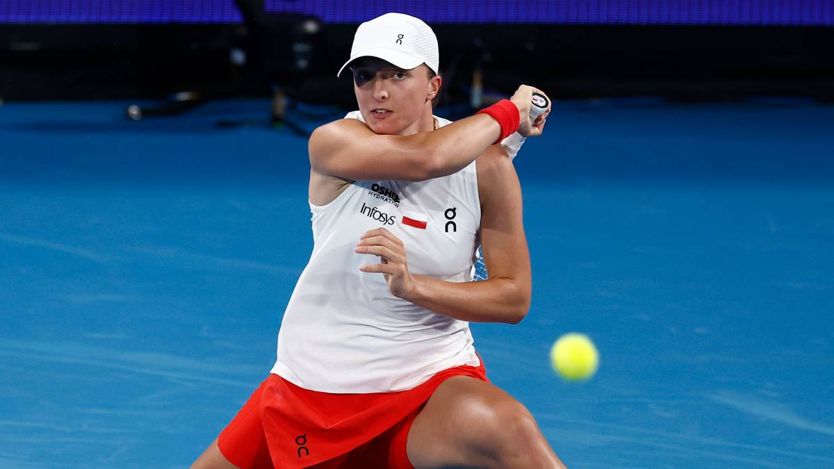 Tenisistka wykonuje bekhend podczas meczu na korcie.