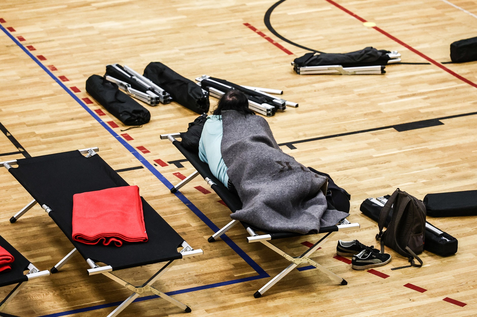 Schronisko niemieckiego Czerwonego Krzyża podczas przerwy w dostawie prądu w południowo-zachodniej części Berlina, Niemcy, 4 stycznia 2026 r.