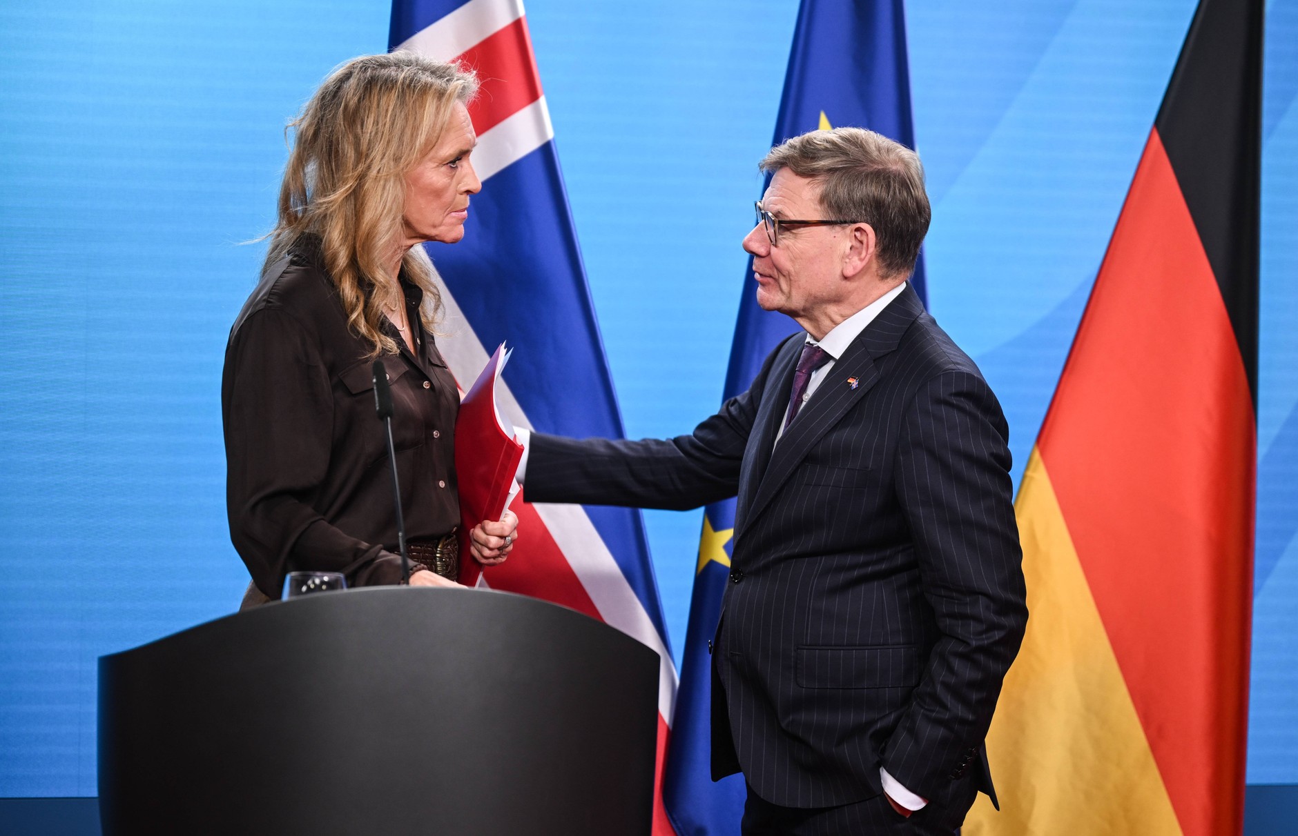 Minister spraw zagranicznych Islandii Thorgerdur Katrin Gunnarsdottir i jej niemiecki odpowiednik Johann Wadephul podczas wspólnej konferencji prasowej, Berlin, Niemcy, 5 grudnia 2025 r.