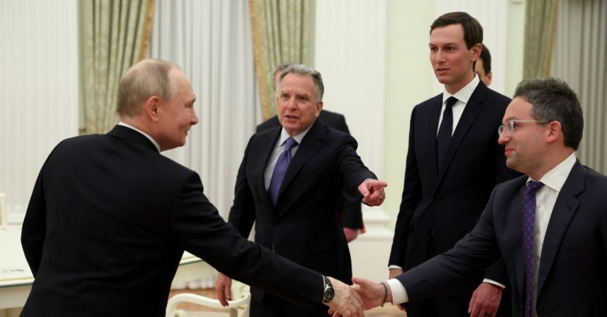 Władimir Putin, specjalny wysłannik Trumpa Steve Witkoff, zięć Trumpa Jared Kushner oraz starszy doradca Białego Domu Josh Grünbaum na Kremlu, 22 stycznia 2026 roku. Fot. Kremlin.ru