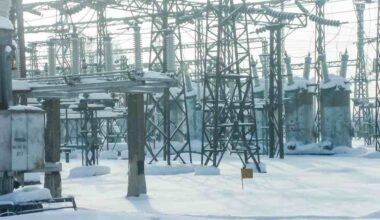 Zapotrzebowanie na moc w KSE sięga 26–27 GW, czyli poziomów bliskich historycznym rekordom, głównie z powodu niskich temperatur i zwiększonego zapotrzebowania na ogrzewanie. PSE uspokajają, że system pracuje stabilnie, rezerwy mocy są zachowane, a w najbliższych dniach nie ma ryzyka problemów bilansowych ani przerw w dostawach energii. Wysokie ceny energii na TGE i zwiększony import wskazują, że system sięga po wszystkie dostępne źródła, w tym starsze jednostki węglowe, przy jednocześnie ograniczonej produkcji z OZE.