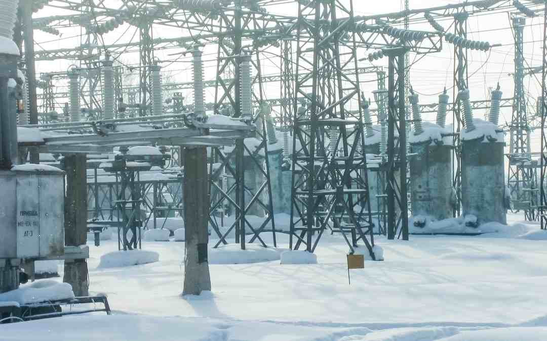 Zapotrzebowanie na moc w KSE sięga 26–27 GW, czyli poziomów bliskich historycznym rekordom, głównie z powodu niskich temperatur i zwiększonego zapotrzebowania na ogrzewanie. PSE uspokajają, że system pracuje stabilnie, rezerwy mocy są zachowane, a w najbliższych dniach nie ma ryzyka problemów bilansowych ani przerw w dostawach energii. Wysokie ceny energii na TGE i zwiększony import wskazują, że system sięga po wszystkie dostępne źródła, w tym starsze jednostki węglowe, przy jednocześnie ograniczonej produkcji z OZE.