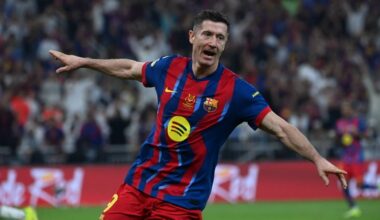 Robert Lewandowski w koszulce Barcelony, świętujący bramkę lub akcję.