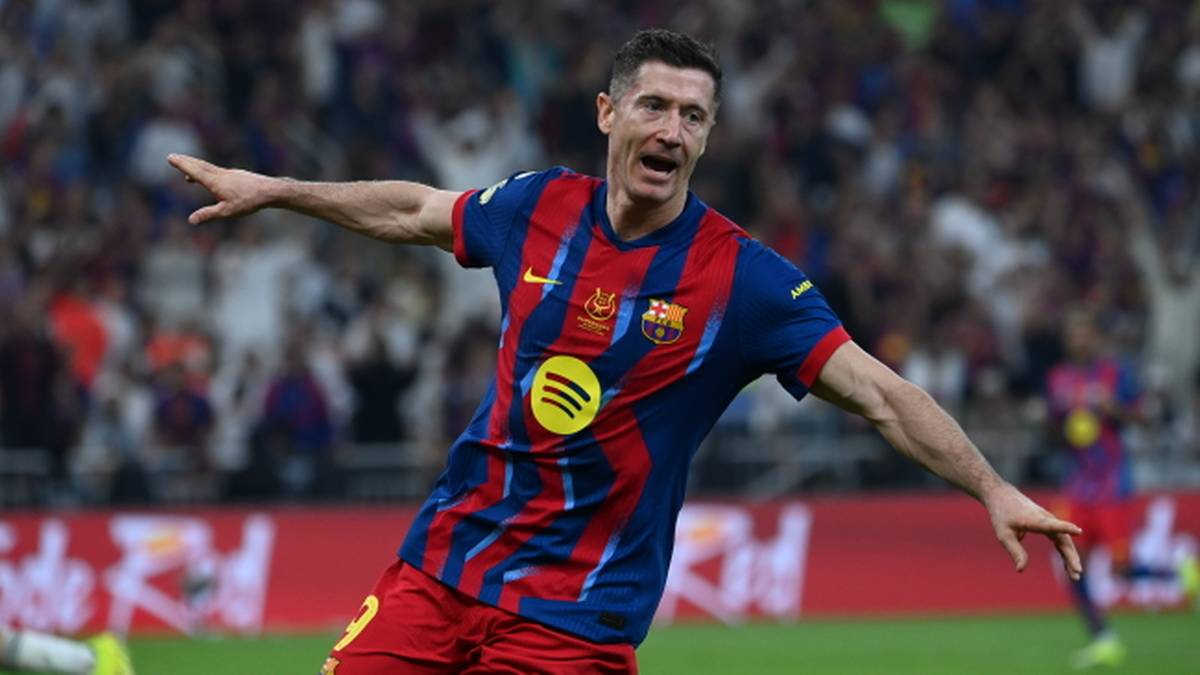 Robert Lewandowski w koszulce Barcelony, świętujący bramkę lub akcję.