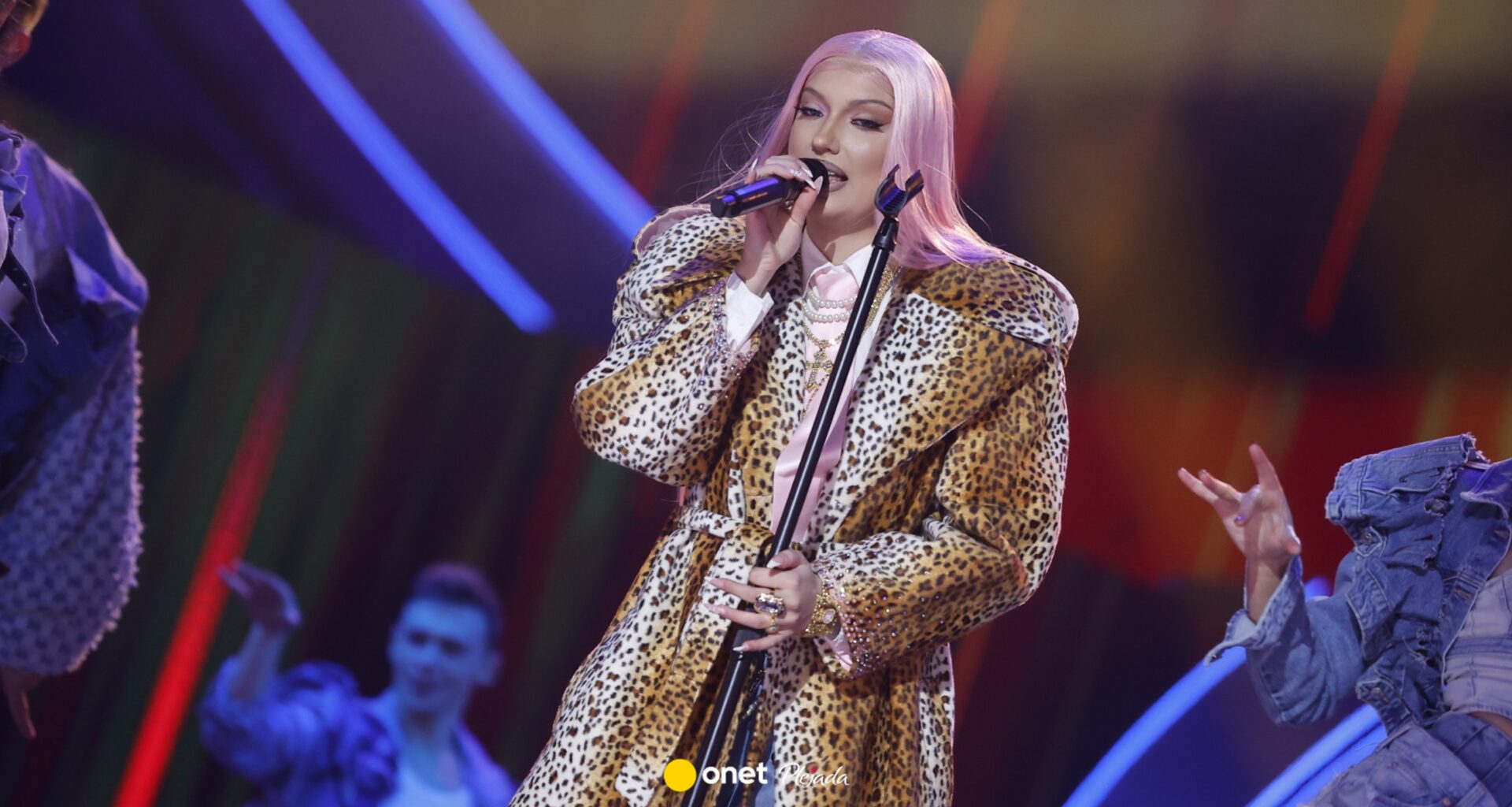 Viki Gabor w całkiem nowej odsłonie. Różowe włosy i płaszcz w cętki