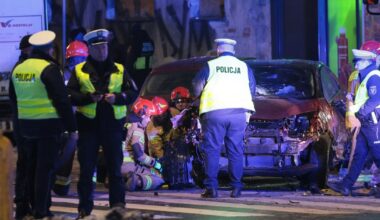 Groźny wypadek w Warszawie. Samochód dachował i uderzył w pieszych - Onet