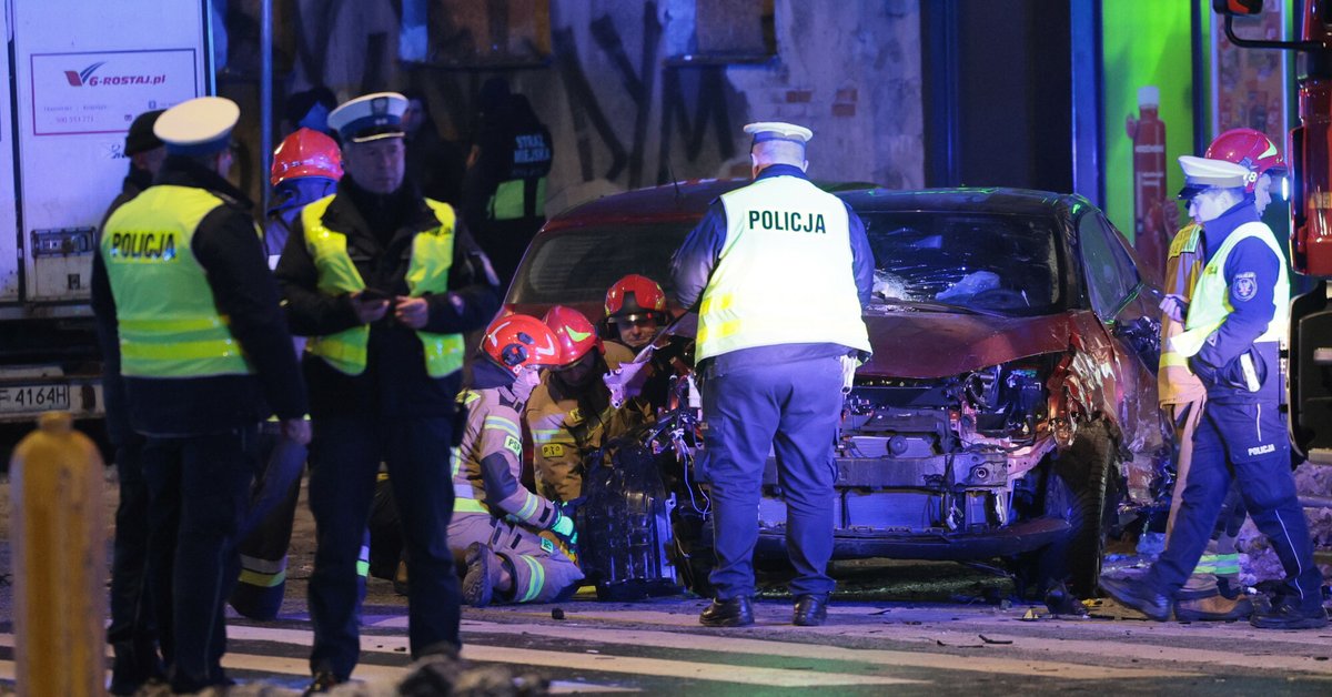 Groźny wypadek w Warszawie. Samochód dachował i uderzył w pieszych - Onet