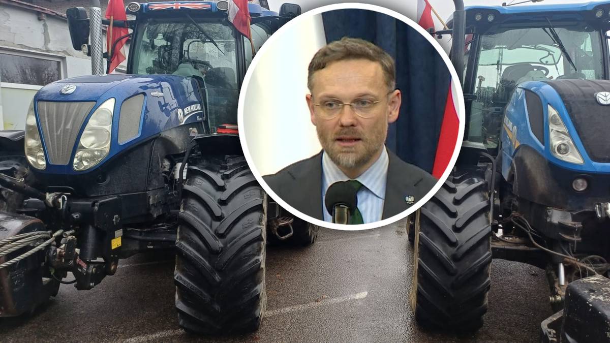 Fragmenty niebieskich ciągnik&oacute;w rolniczych z dużymi oponami, pośrodku zdjęcie mężczyzny w okularach m&oacute;wiącego do mikrofonu.