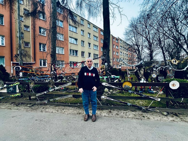 Pan Stanisław Chemicz na tle swojego ogródka