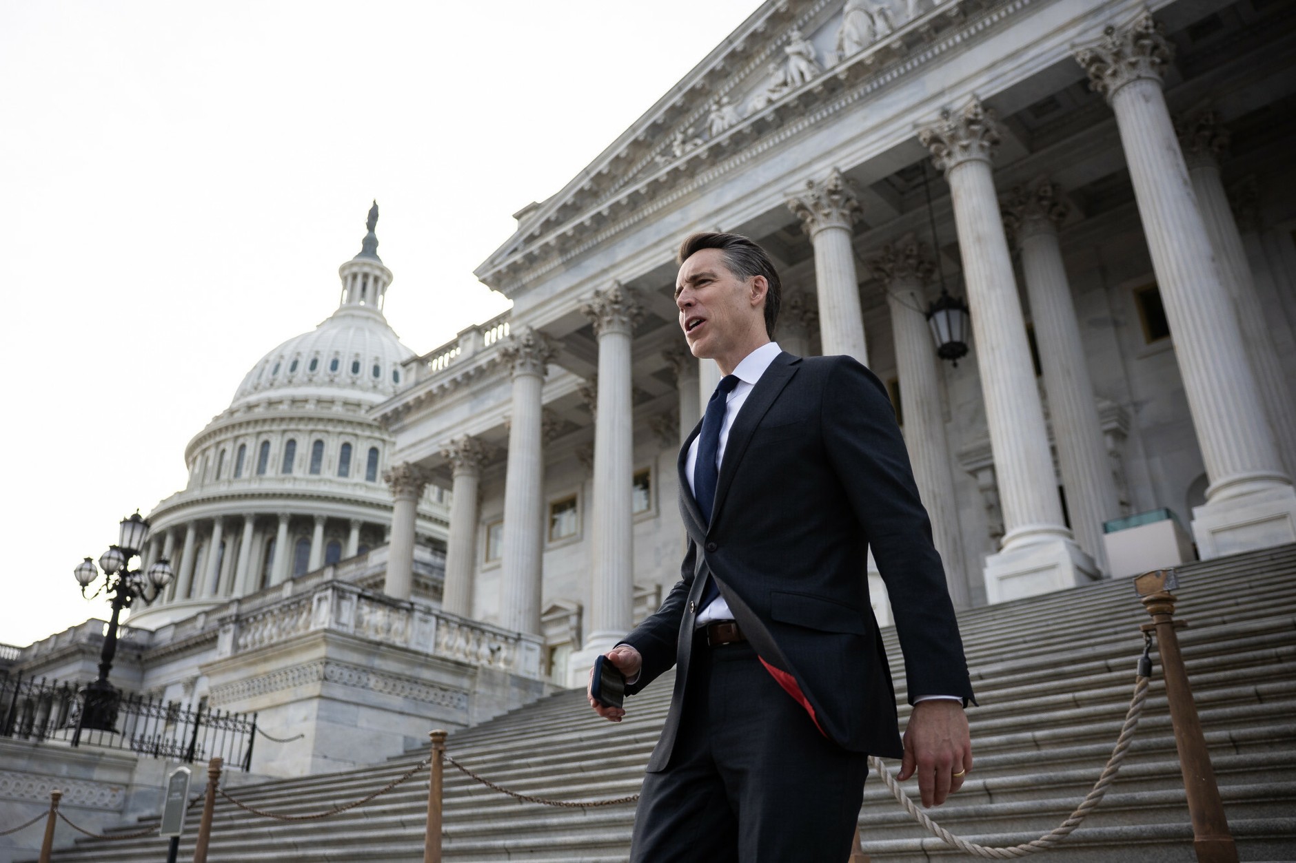 Senator Josh Hawley opuszcza budynek Kapitolu po głosowaniu, 8 stycznia 2026 r.