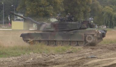 Czołg bojowy Abrams w ruchu na terenie poligonu.