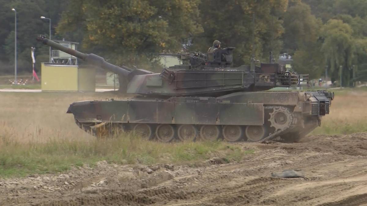 Czołg bojowy Abrams w ruchu na terenie poligonu.