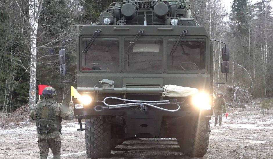 Zrzut ekranu z filmu przedstawiającego instalację systemu rakietowego Oriesznik na Białorusi, 30 grudnia 2025 r. 