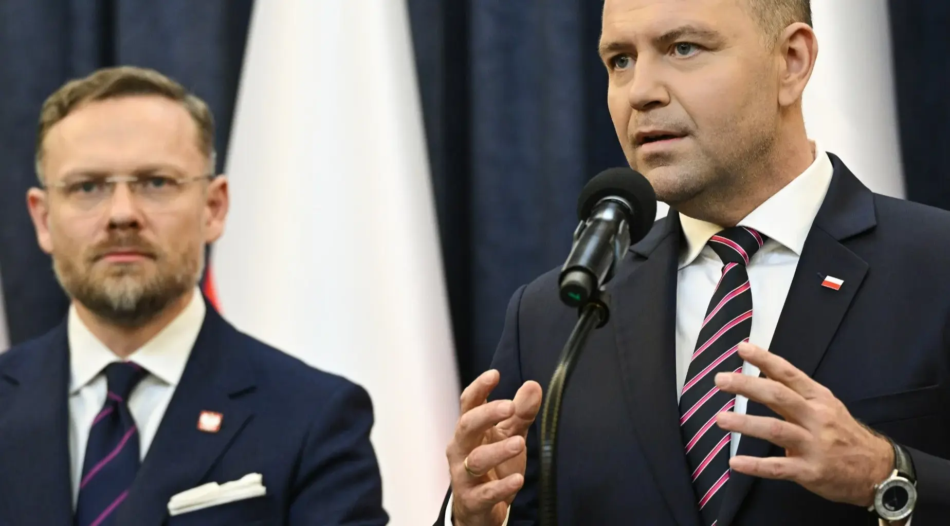 Prezydent RP Karol Nawrocki (P) i szef KPRP Zbigniew Bogucki (L)