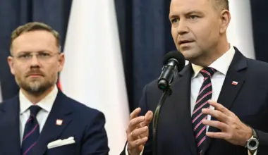 Prezydent RP Karol Nawrocki (P) i szef KPRP Zbigniew Bogucki (L)