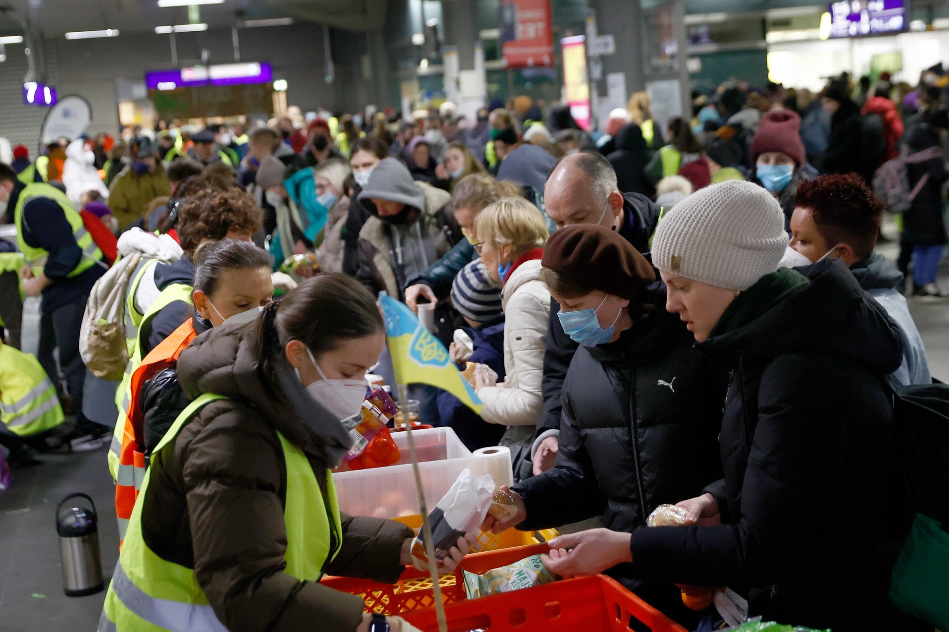 Pomoc dla ukraińskich uchodźców na dworcu kolejowym w Berlinie, 7 marca 2022 r.