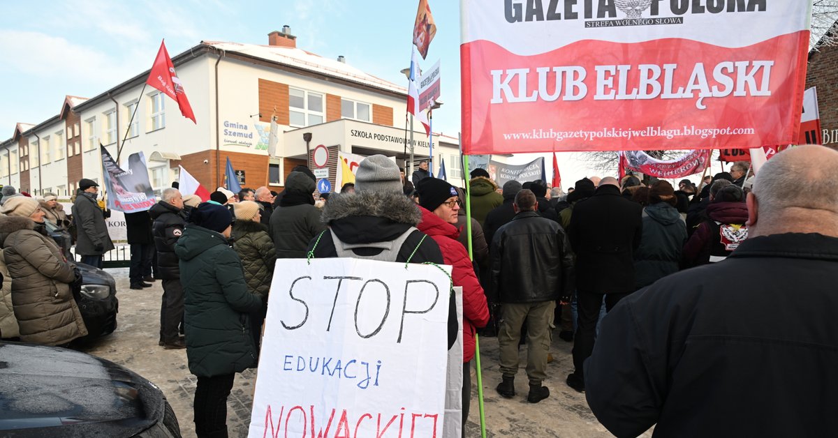Protest przed Szkołą Podstawową w Kielnie