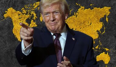 Prezydent Stanów Zjednoczonych Donald Trump w Rocky Mount w Karolinie Północnej, 19 grudnia 2025 r. W tle grafika uwzględniająca mapę świata