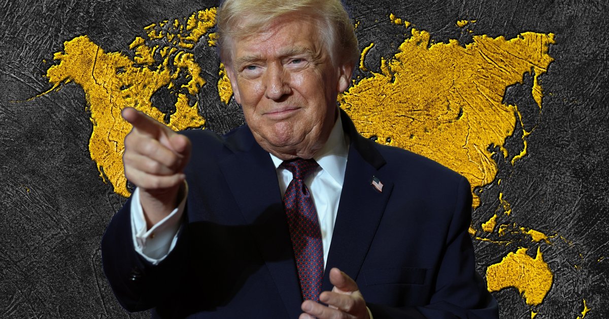 Prezydent Stanów Zjednoczonych Donald Trump w Rocky Mount w Karolinie Północnej, 19 grudnia 2025 r. W tle grafika uwzględniająca mapę świata