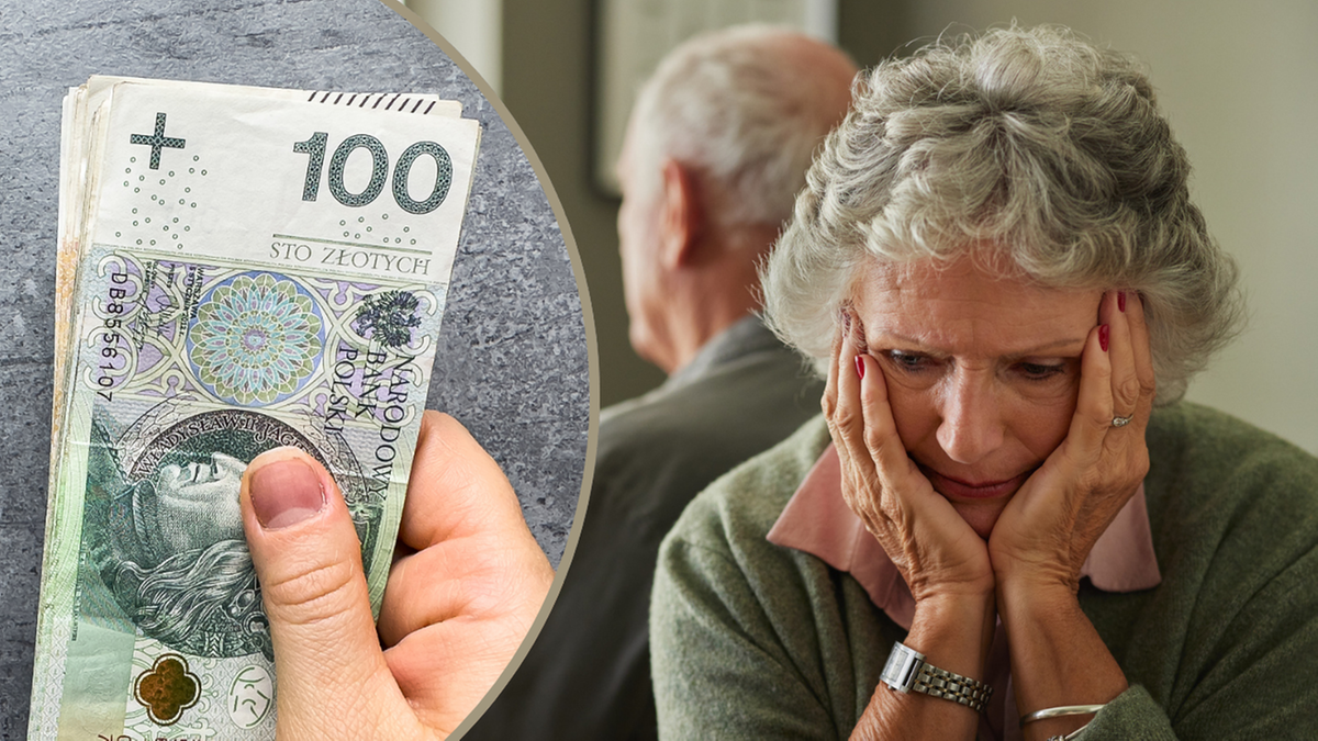 Dłoń trzyma banknot 100 zł na pierwszym planie, w tle para starszych os&oacute;b.