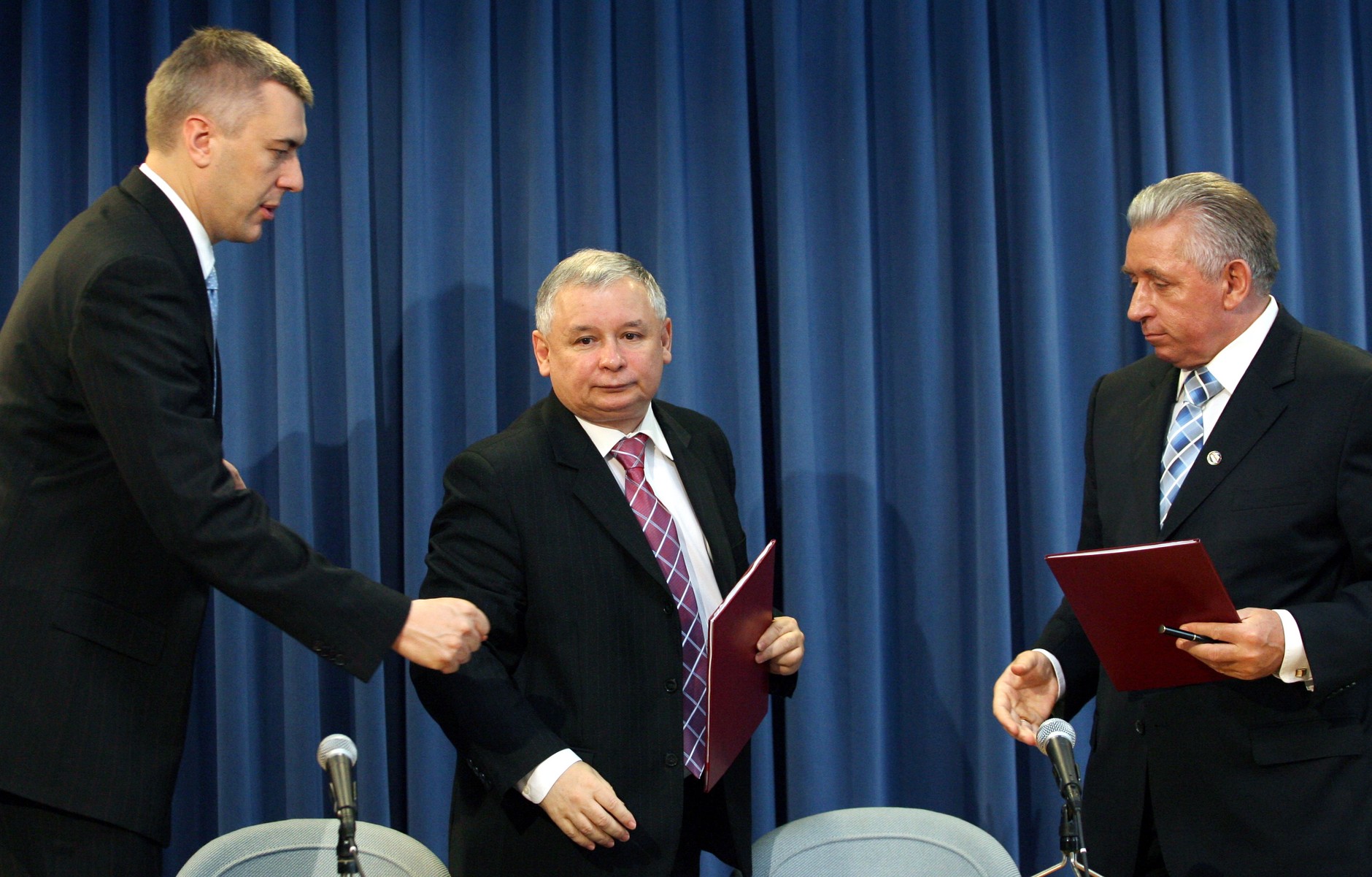 Roman Giertych, Jarosław Kaczyński i Andrzej Lepper podczas konferencji prasowej po podpisaniu aneksu do umowy koalicyjnej, 29.06.2007