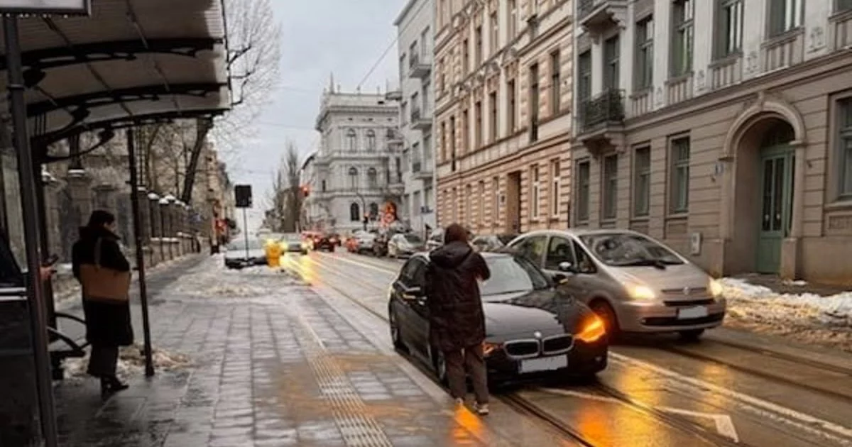 Czarne BMW zatrzymało ruch w centrum Łodzi. MPK Łódź już wróciło na swoje trasy [SZCZEGÓŁY]: ŁÓDŹ.PL
