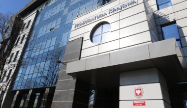 Budynek Prokuratury Krajowej z widocznym napisem "Prokuratura Krajowa" na fasadzie.