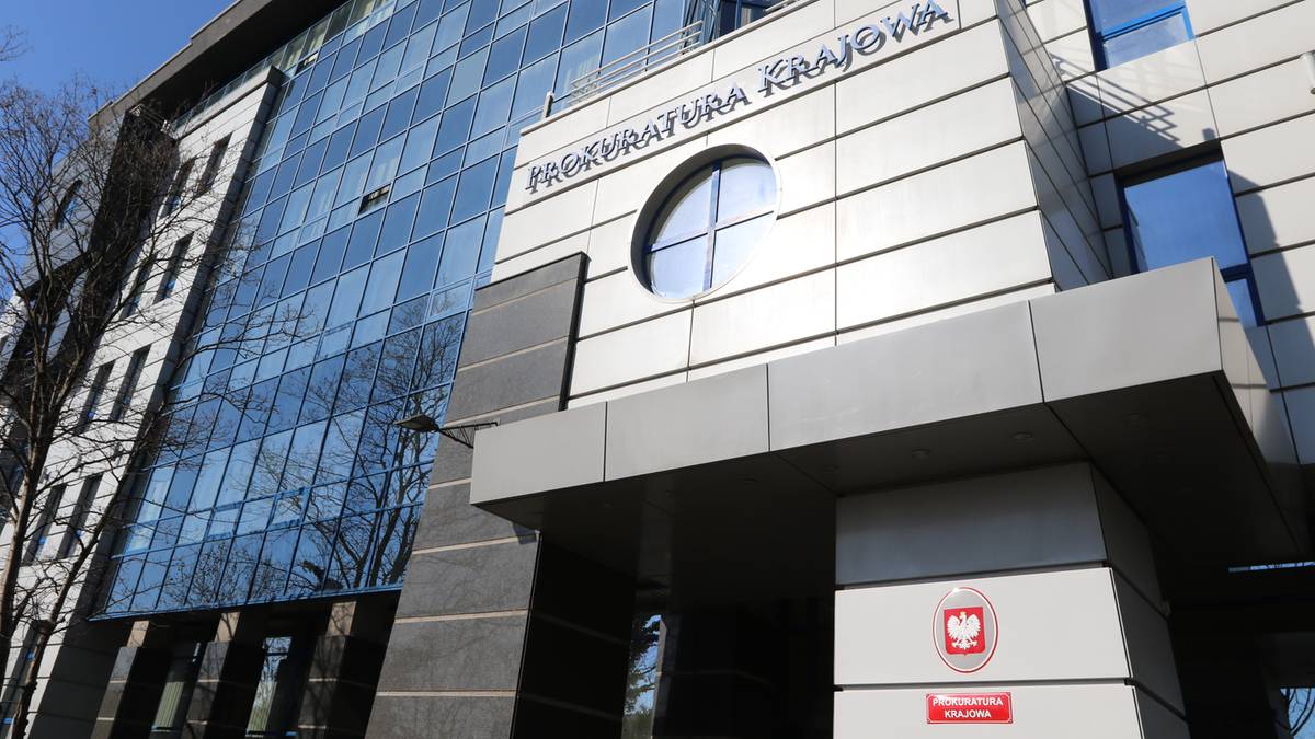 Budynek Prokuratury Krajowej z widocznym napisem "Prokuratura Krajowa" na fasadzie.