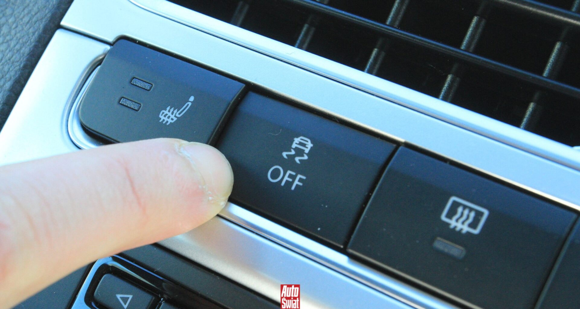 Przycisk do wyłączania systemu ESP. Kierowcy często boją się go wciskać