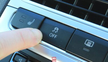 Przycisk do wyłączania systemu ESP. Kierowcy często boją się go wciskać