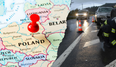 Mapa Polski z zaznaczoną lokalizacją Warszawy połączona z widokiem miejsca wypadku drogowego z udziałem służb ratowniczych.