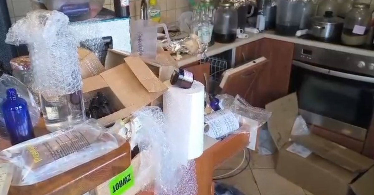 8 tys. zamówień i 3,5 mln zł obrotu. 58-latek w mieszkaniu w Olsztynie produkował leki na potęgę