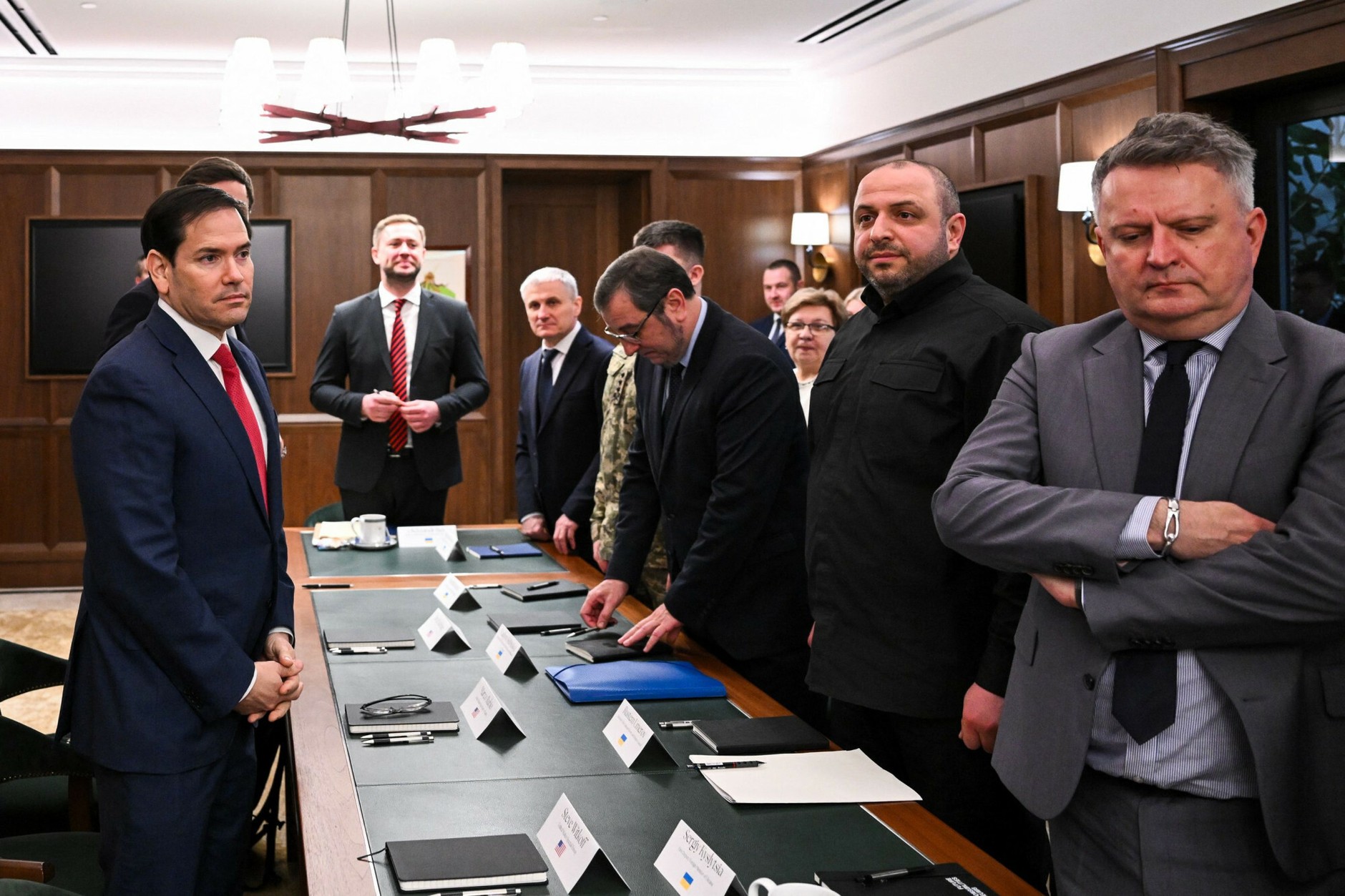 Sekretarz stanu USA Marco Rubio (z lewej) i sekretarz Rady Bezpieczeństwa Narodowego i Obrony Ukrainy Rustem Umierow (drugi z prawej) wraz z przedstawicielami delegacji amerykańskiej i ukraińskiej w Hallandale Beach na Florydzie, 30 listopada 2025 r.