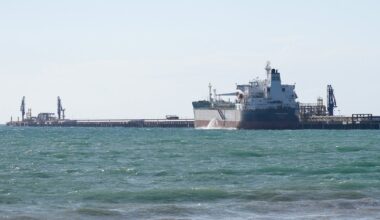 Pościg przez ocean. Rosyjskie okręty osłaniają tajemniczy tankowiec przed USA