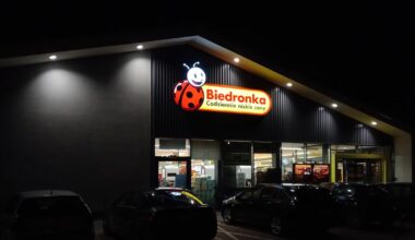 Biedronka postraszyła rynek. Kursy detalistów spożywczych w dół - Puls Biznesu