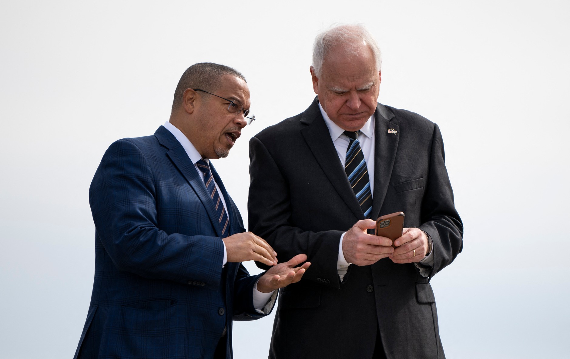 Keith Ellison, prokurator generalny Minnesoty, i Tim Walz, gubernator stanu. Saint Paul, 14 marca 2024 r.