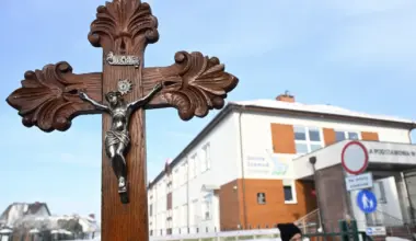 Afera o krzyż ze szkoły w Kielnie. Nauczycielka przerywa milczenie