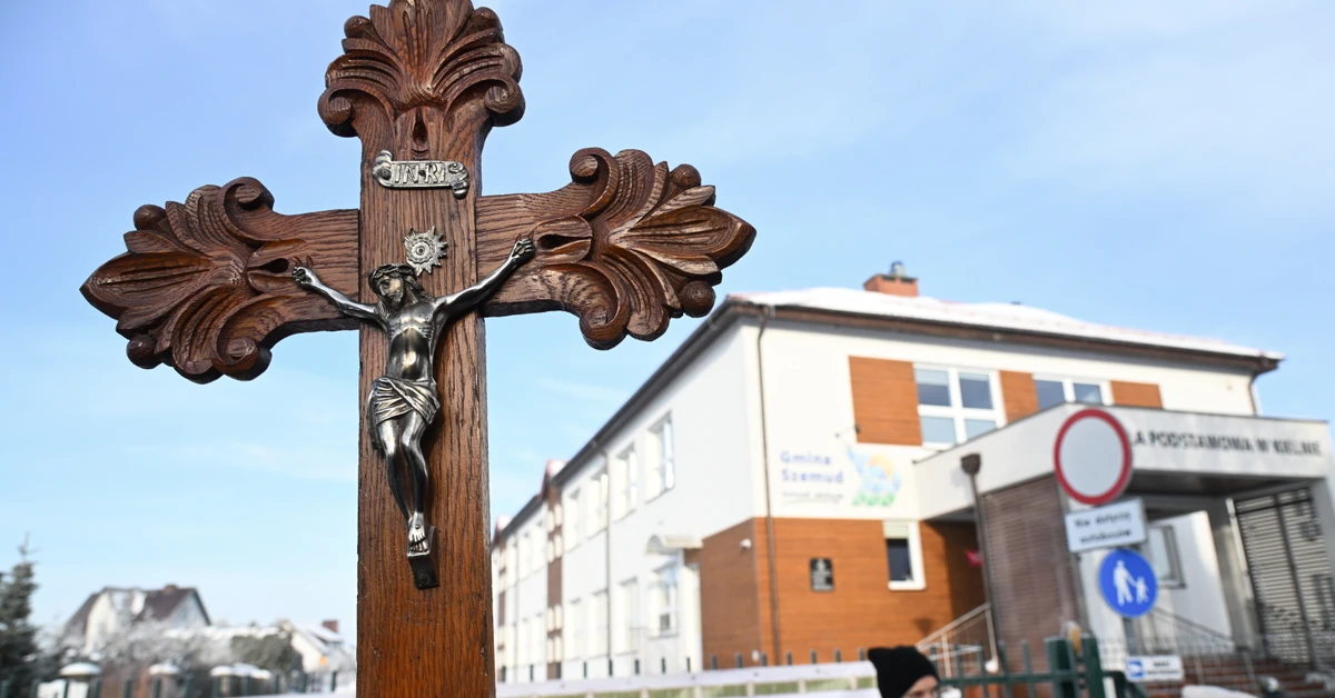 Afera o krzyż ze szkoły w Kielnie. Nauczycielka przerywa milczenie