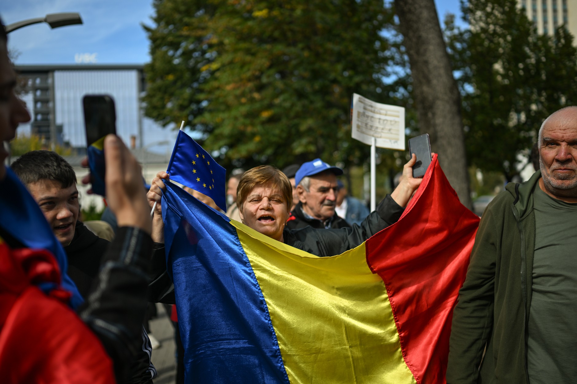 Zwolennicy Igora Dodona i prorosyjskiej Partii Socjalistów Republiki Mołdawii protestujący przed parlamentem w Kiszyniowie w Mołdawii, 29 września 2025 r.