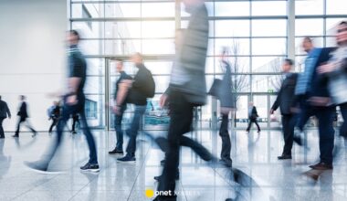 "Puste biurka po kolegach". Jak naprawdę pracuje się na słuchawce