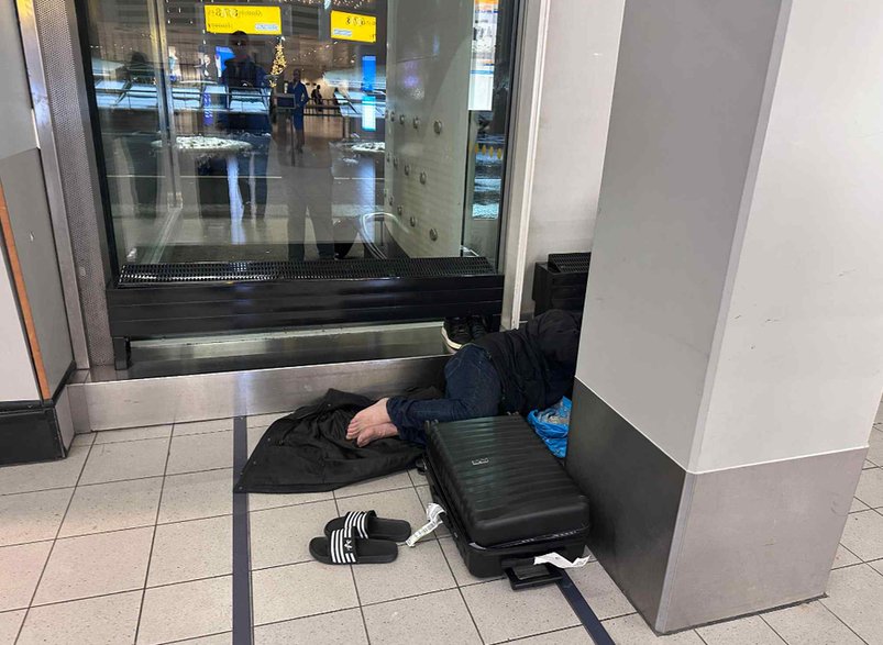 Pasażerowie koczują na lotnisku w Amsterdamie 