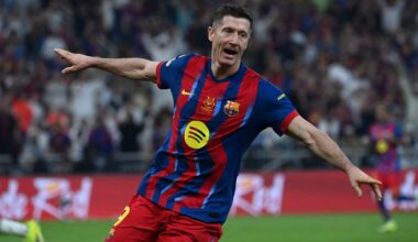 Robert Lewandowski w czerwono-niebieskim stroju FC Barcelony, cieszący się z gola.
