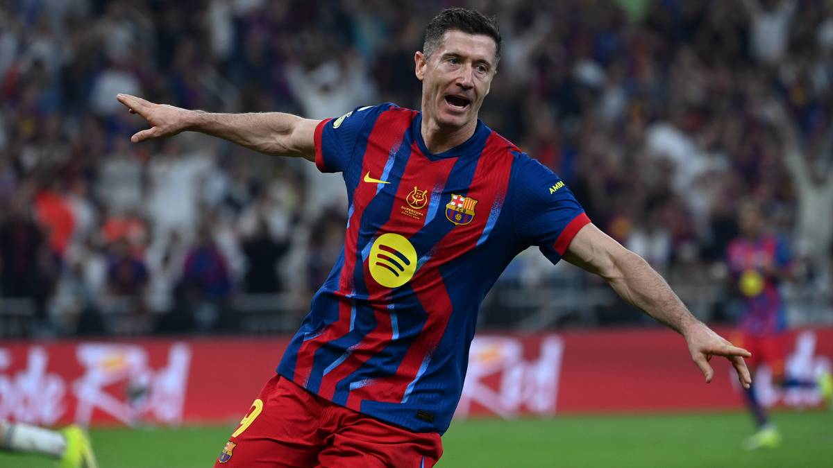 Robert Lewandowski w czerwono-niebieskim stroju FC Barcelony, cieszący się z gola.