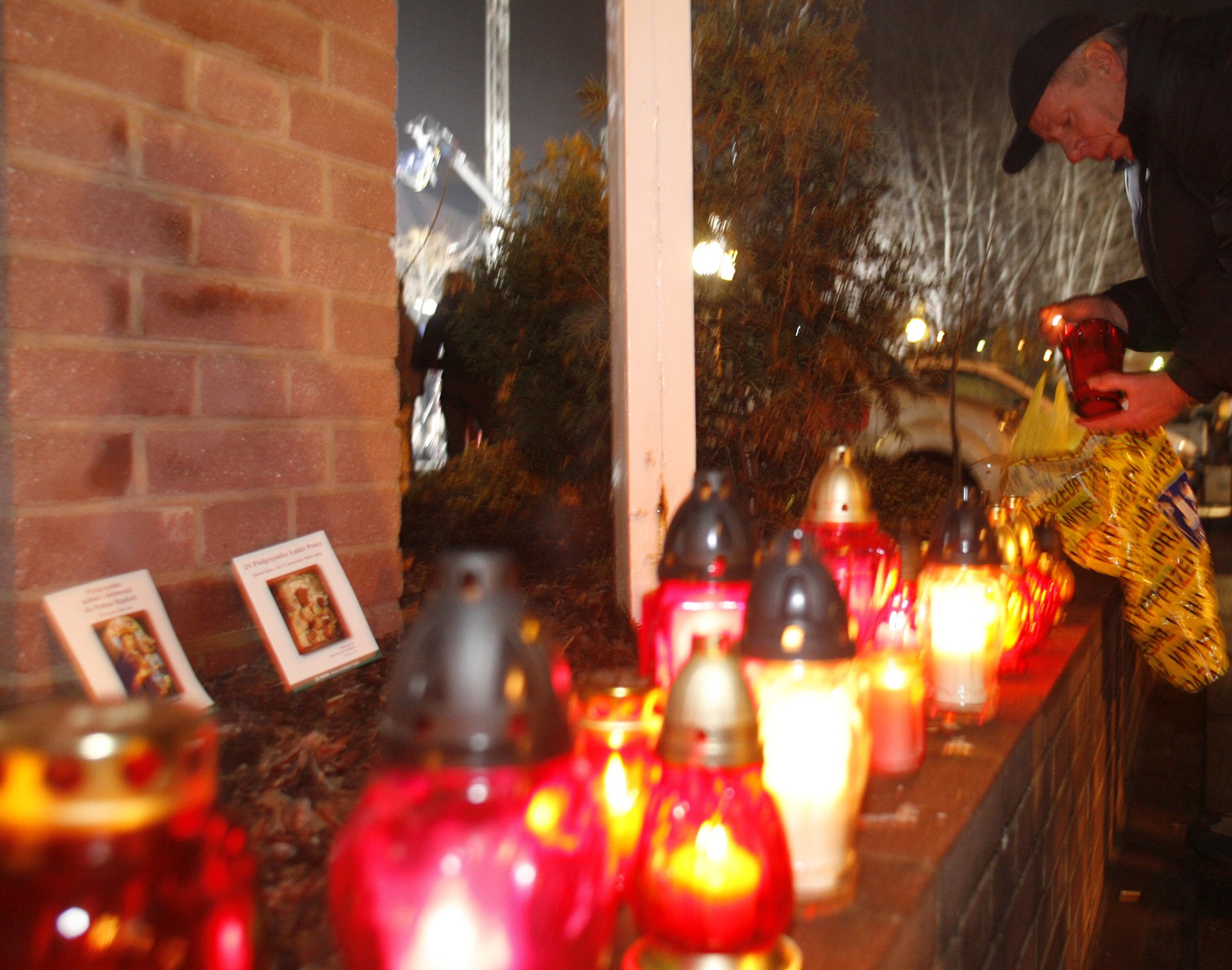 Znicze na terenie kopalni "Halemba" w Rudzie Śląskiej (22 listopada 2006 r.)