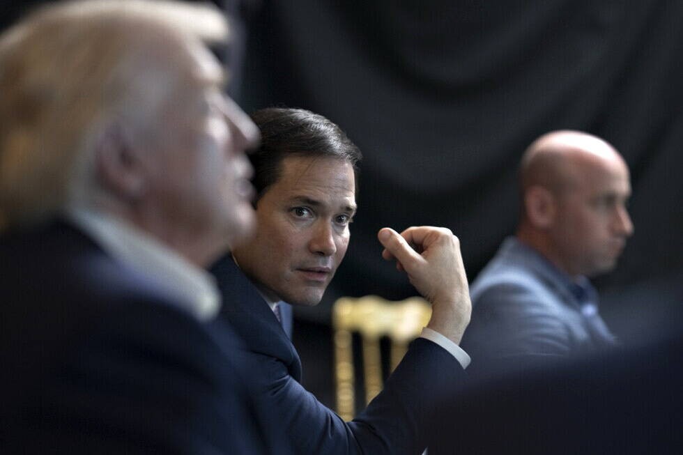 Zdjęcie udostępnione przez Biuro Prasowe Białego Domu przedstawia sekretarza stanu USA Marco Rubio (w środku) wraz z prezydentem USA Donaldem Trumpem (po lewej) oglądających "Operację Absolute Resolve" – amerykańską akcję, w wyniku której schwytano prezydenta Wenezueli Nicolasa Maduro, Mar-a-Lago, Floryda, USA, 3 stycznia 2026 r.