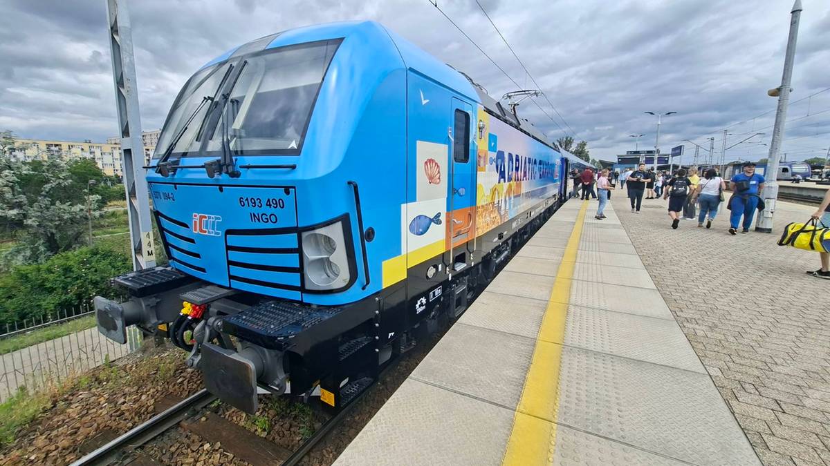 Niebieska lokomotywa pociągu PKP Intercity "Adriatic Express" stoi na peronie, gotowa do odjazdu.
